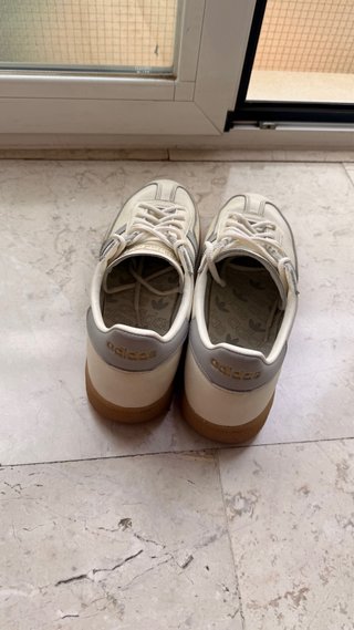 Zapatillas Adidas Blancas y Grises