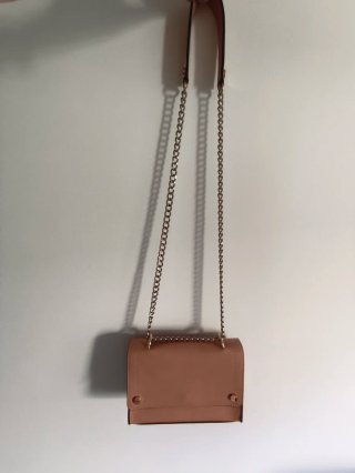 Bolso pequeño rosa con cadena dorada