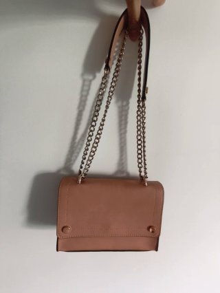 Bolso pequeño rosa con cadena dorada
