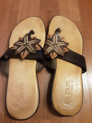 Sandalias de cuero con flor. Marca B.D.A. Italiana