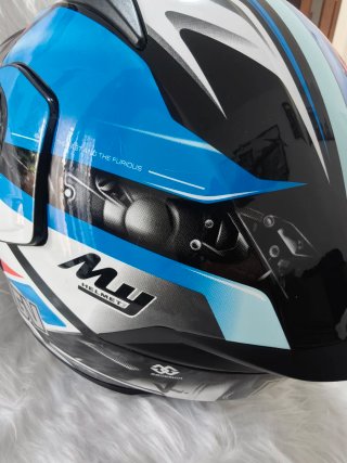 Casco Modular colores BMW y vinilado con escapes.