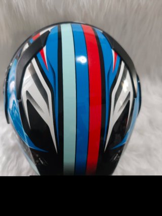 Casco Modular colores BMW y vinilado con escapes.