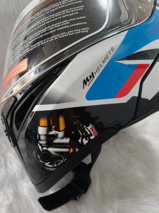 Casco Modular colores BMW y vinilado con escapes.