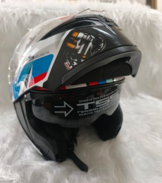 Casco Modular colores BMW y vinilado con escapes.