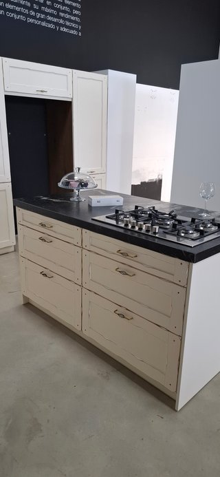 Liquidación exposición cocina madera enmarcada