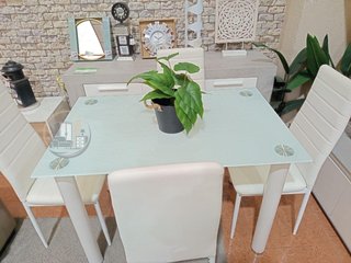 Mesa de comedor con 4 sillas + mesa de centro a juego.