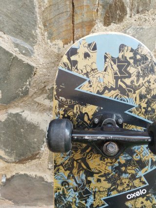 Skate Oxelo con diseño de calaveras