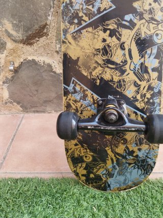 Skate Oxelo con diseño de calaveras