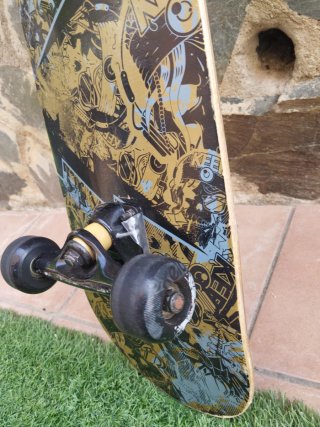 Skate Oxelo con diseño de calaveras