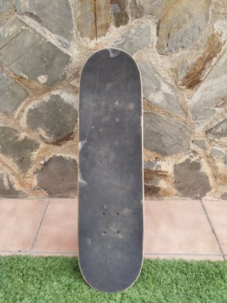 Skate Oxelo con diseño de calaveras