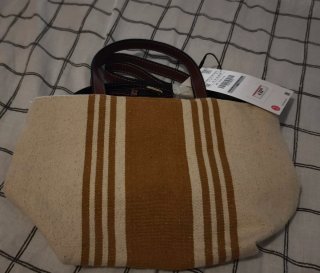 Bolso de tela con rayas de Zara.