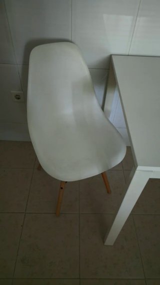 Mesa blanca con 2 sillas