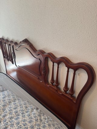 Cómoda de madera y cabecero de madera.