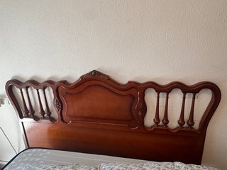 Cómoda de madera y cabecero de madera.