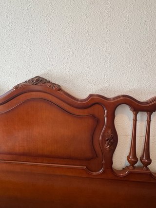 Cómoda de madera y cabecero de madera.