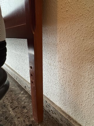 Cómoda de madera y cabecero de madera.