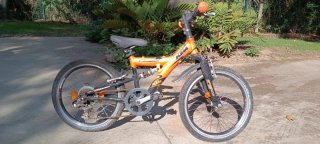 Bicicleta de montaña infantil KTM naranja