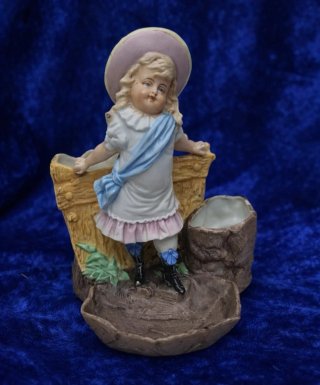 Figura biscuit niña siglo XIX