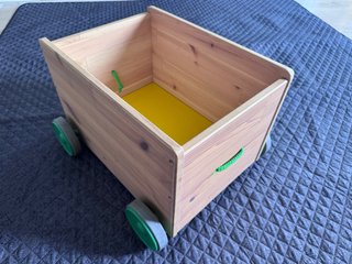 Cajón de madera con ruedas para juguetes