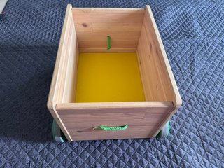 Cajón de madera con ruedas para juguetes