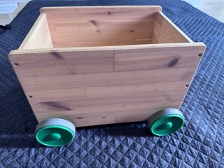 Cajón de madera con ruedas para juguetes