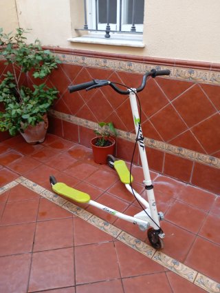 Patín de 3 ruedas verde