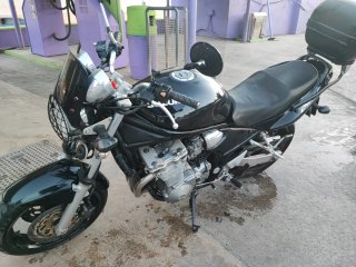 Suzuki Bandit Negra con Baúl
