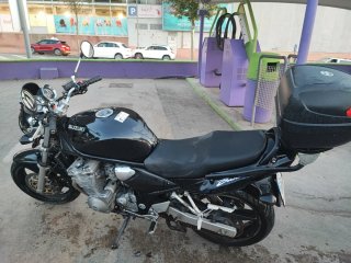 Suzuki Bandit Negra con Baúl