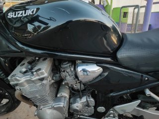 Suzuki Bandit Negra con Baúl