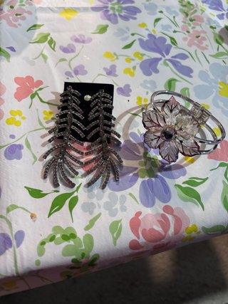 Pendientes y pulsera plateados