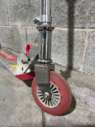 Patinete infantil rosa y plateado