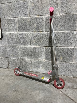 Patinete infantil rosa y plateado