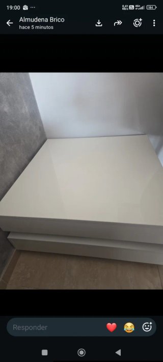Mesa de centro blanca brillante