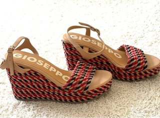 Sandalias cuña Gioseppo multicolor