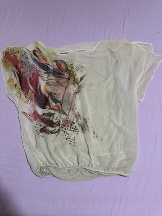 Blusa estampada con plumas