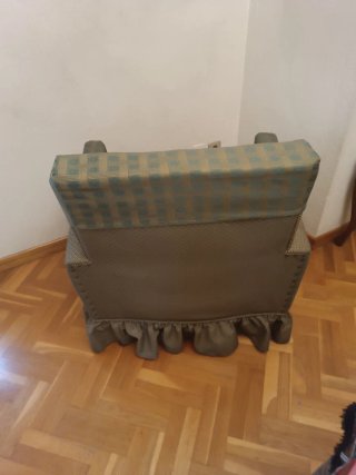 Sillón alto verde con detalles dorados
