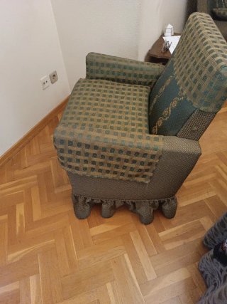 Sillón alto verde con detalles dorados