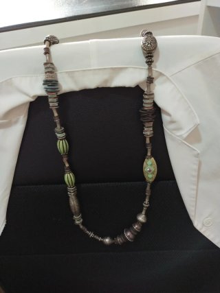 Collar artesanal con cuentas verdes y plateadas