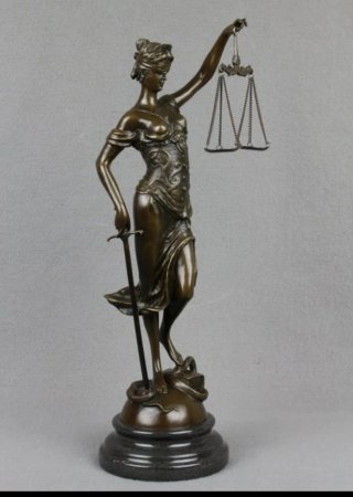 Figura de Bronce, La Justicia