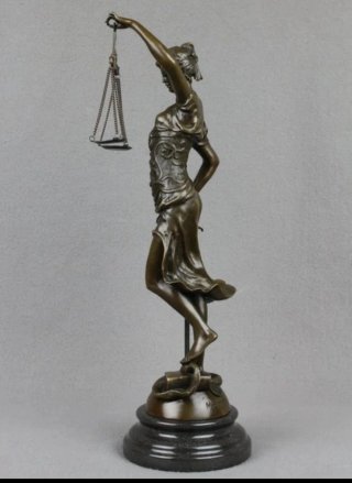 Figura de Bronce, La Justicia