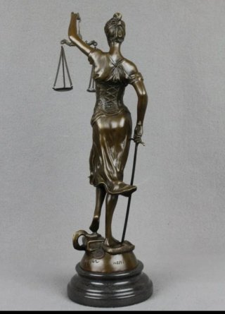 Figura de Bronce, La Justicia