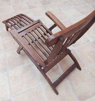 Tumbona de teca reclinable con reposapiés