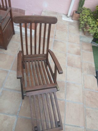 Tumbona de teca reclinable con reposapiés
