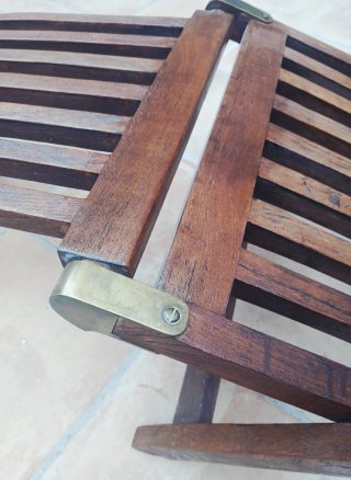 Tumbona de teca reclinable con reposapiés