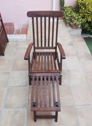 Tumbona de teca reclinable con reposapiés