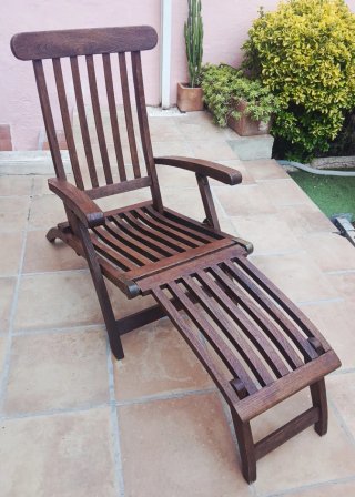 Tumbona de teca reclinable con reposapiés