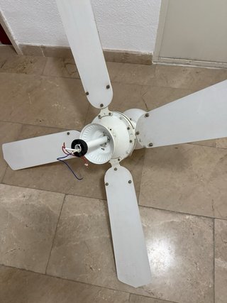 Ventilador de techo blanco y dorado