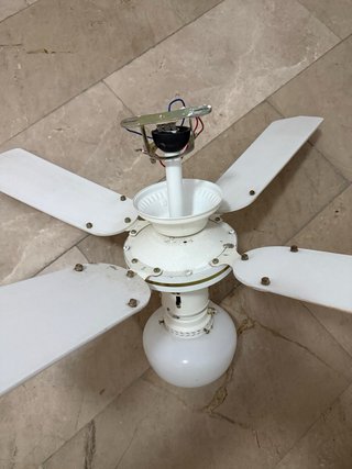 Ventilador de techo blanco y dorado