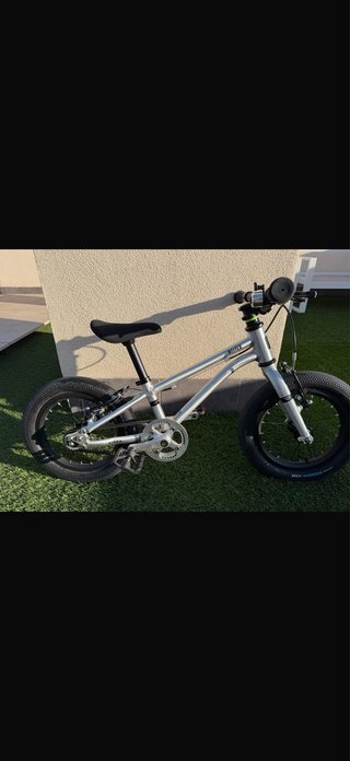 Bicicleta Niño Early Rider Belter 14. Tiene 1 año