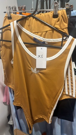 Conjunto Adidas Mujer Mostaza Talla XS